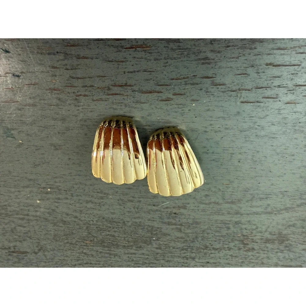 Vintage Gold Tone Ribbed Shell Stud Earrings Scalloped Fan Chunky Post Backs